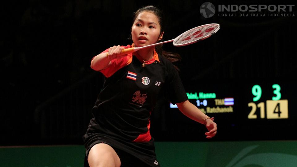 Tunggal putri Thailand, Ratchanok Intanon, mengalahkan tunggal putri Indonesia, Hanna Ramadhini, pada laga lanjutan Axiata Cup 2014, di Britama Arena Sports Mall, Kelapa Gading, Rabu (03/12/14).